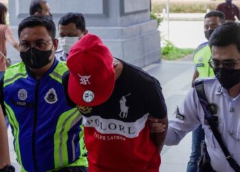 ERDY Errwan Hamdan dihadapkan ke Kompleks Mahkamah Kuala Lumpur selepas disyaki menghalang polis yang mengiringi konvoi Yang Dipertua Negeri Sarawak di Lebuh Raya Sultan Iskandar, Jumaat lalu. - FOTO/AMIR KHALID