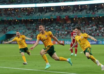 CONNOR Roberts (tengah) meraikan jaringan gol kedua pasukannya ketika menentang Turki di Stadium Olimpik, Baku, Azerbaijan. - AFP