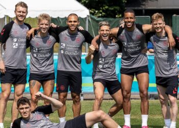 PEMAIN Denmark bersemangat selepas menamatkan latihan di Helsingor, Denmark semalam menjelang pertemuan menentang Rusia di Copenhagen esok. - IHSAN HERRELANDSHOLDET