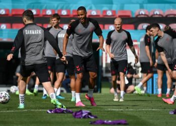 PEMAIN Denmark menjalani latihan akhir di Stadium Parken, Copenhagen semalam menjelang pertemuan menentang Finland. - AFP