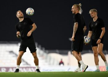 PEMAIN tengah Denmark, Christian Eriksen (kiri) menjalani latihan bersama rakan sepasukan Al Sailiya SC, Doha, semalam. - AFP