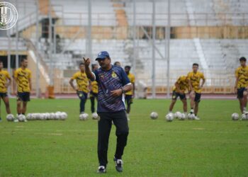 K. Devan sewaktu mengendalikan sesi latihan pasukan NSFC di Stadium Tuanku Abdul Rahman, Paroi, Seremban, semalam.-GAMBAR/IHSAN NSFC