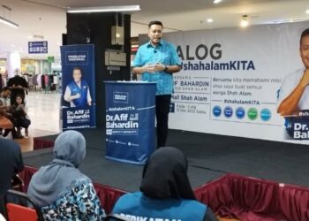 DR. AFIF Bahardin ketika program dialog di sebuah pusat membeli-belah di Shah Alam, Selangor hari ini. - FOTO/MOHAMAD NAUFAL MOHAMAD IDRIS