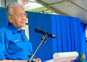 TUN Dr. Mahathir Mohamad berucap semasa Majlis Pelancaran Parti Pejuang Tanah Air (GTA) Negeri Sabah di Pusat Komersial Aeropod, Kota Kinabalu, hari ini. - FOTO: MOHD. FADHLI MOHD. SULAIMAN