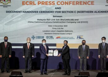 KETUA Pegawai Eksekutif Malaysia Rail Link Sdn. Bhd., Datuk Seri Darwis Abdul Razak (tiga dari kanan) menyerahkan dokumen Penyerahan Dokumen Jajaran Seksyen C kepada Pengarah Urusan CCCC ECRL, Kong Qi sambi disaksikan oleh  Wee Ka Siong (dua kiri) dan Amirudin Shari (dua kanan) di Kuala Lumpur, semalam. – UTUSAN/FARIZ RUSADIO