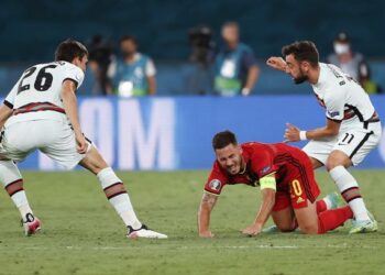 EDEN Hazard (tengah) mengerang kesakitan selepas diasak pemain tengah Portugal, Joao Palhinha (kanan) dan pemain pertahanan, Diogo Dalot dalam pertemuan yang menjadi sejarah hitam buat juara bertahan itu. - AFP