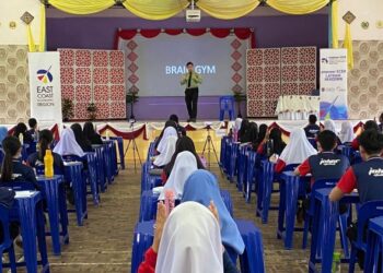 SEKUMPULAN pelajar mengikuti program akademik empower Pembangunan Wilayah Ekonomi Pantai
Timur yang dianjurkan untuk meningkatkan kecemerlangan mereka. – GAMBAR HIASAN