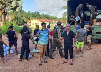 PERTUBUHAN Peladang Endau bersama ATM menyalurkan bekalan makanan kepada 40 pekerja ladang yang terkandas akibat banjir di kawasan Labung, Endau Mersing, semalam.