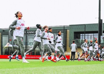 PEMAIN Liverpool melakukan persiapan akhir di Pusat Latihan AXA, Liverpool semalam dalam persiapan menghadapi Manchester City di Etihad hari ini. – IHSAN LIVERPOOL FC