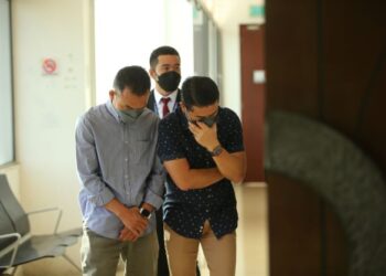 AHMAD SALAHUDIN (kanan) dan Yusni Yusof (kiri) mengaku tidak bersalah menerima rasuah berjumlah RM59,250 di Mahkamah Sesyen, Shah Alam, Selangor hari ini.