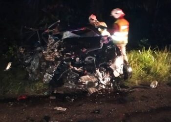 PASUKAN bomba mengeluarkan pemandu Proton Iswara yang tersepit dalam nahas di Batu 4, Jalan Labis-Lam Tee, Labis, Segamat malam tadi. - IHSAN BOMBA