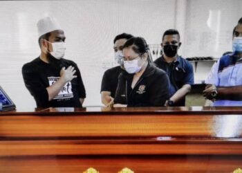 USTAZ Ebit Lew sempat berbual dengan Elizcavelynicy Unchi Unggat ketika menziarahi keluarga mangsa di Johor Bahru semalam. - FOTO FACEBOOK EBIT LEW