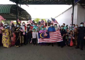 PESERTA Program Kibar Bendera Hari Kebangsaan anjuran Pertubuhan Pusat Pemulihan Dalam Komuniti Bandar Botani mengibarkan Jalur Gemilang pelbagai saiz di Econsave Seksyen 36, Shah Alam, Selangor, hari ini.