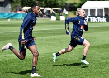 EMIL Forsberg (kanan) akui sudah bersedia untuk menghadapi Ukraine di Hampden Park, awal esok pagi. - AFP