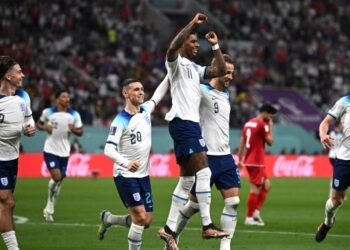 PEMAIN England meraikan kejayaan menumpaskan Iran 6-2 dalam aksi pembukaan Kumpulan B, Piala Dunia 2022 di Stadium Antarabangsa Khalifah kelmarin.