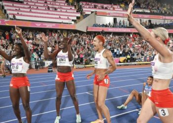 KUARTET England (dari kiri) Victoria Ohuruogu, Jodie Williams, Ama Pipi dan Jesse Knight sudahpun meraikan kemenangan mereka dalam acara 4x400 meter wanita Sukan Komanwel semalam sebelum diberitahu pingat emas yang dimenangi dibatalkan kerana melanggar peraturan. – AFP