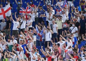 SEBAHAGIAN penyokong England yang menggamatkan Stadio Olimpico, Rome ketika England menentang Ukraine pada suku akhir Euro 2020 awal pagi tadi. - AFP