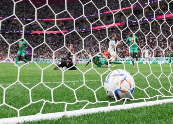 Penjaga gol Senegal, Edouard Mendy hanya mampu melihat bola rembatan Jordan Henderson bergolek ke dalam gawang gol dalam babak perlawanan kalah mati di Stadium Al-Bayt, Doha, semalam. – AFP