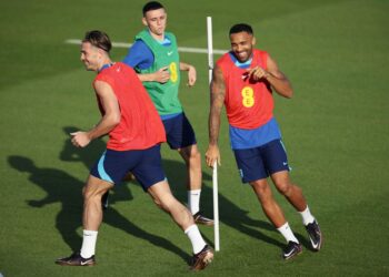 PENYERANG England, Jack Grealish (kiri) menjalani latihan bersama rakan sepasukan di Doha, semalam. - AFP