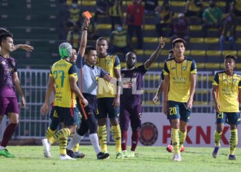 FADZRUL Danel dilayangkan kad merah oleh pengadil, Noor Azriel pada perlawanan Liga Super 2021 di Stadium Darul Aman Alor Setar, 9 April lalu.