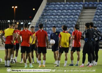 PEMAIN Harimau Malaya menjalani latihan di Manama semalam dalam persiapan menghadapi Bahrain pada aksi persahabatan.