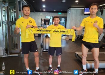 PENJAGA gol Khairulazhan Khalid (kiri), Faisal Halim dan Quentin Cheng (kanan) kembali menyertai skuad Harimau Malaya di hotel penginapan di Singapura, hari ini dengan menjalani latihan ringan. - Foto ihsan Facebook FAM.