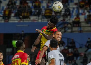 PENYERANG Selangor, Ifedayo Oluseguin cuba melakukan tandukan sambil dihalang pemain Perak dalam aksi Liga Super di Stadium Majlis Perbandaran Petaling Jaya malam ini. - UTUSAN/MUHAMAD IQBAL ROSLI