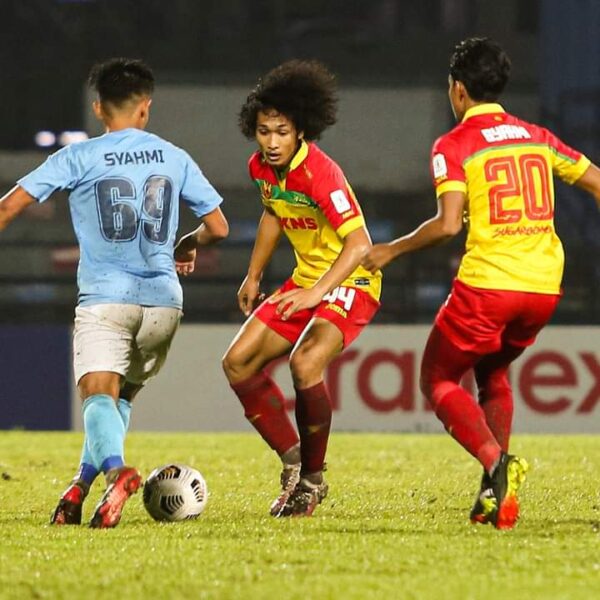 AKSI Selangor (merah kuning) ketika menentang PJ City dalam perlawanan Liga Super malam ini. - IHSAN SELANGOR FC