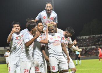 PEMAIN Melaka United ketika meraikan gol tunggal hasil jaringan Sony Norde dalam aksi suku akhir pertama Piala Malaysia di Stadium Likas, hari ini.- MFL