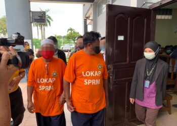 ANTARA individu yang direman empat hari untuk siasatan kes rasuah di Mahkamah Majistret Ipoh, Perak, hari ini. - UTUSAN