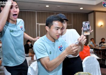 MADAM Pang (kanan) bersama barisan pemain yang diberikan hadiah menjelang perlawanan Thailand menentang Vietnam. - TWITTER THAILAND NATIONAL FOOTBALL TEAM