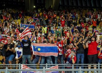 Para penyokong Kuala Lumpur City yang hadir memberi sokongan pada perlawanan Perlawanan Akhir Piala Malaysia 2021 di Stadium Nasional Bukit Jalil di sini, hari ini. -UTUSAN/ FARIZ RUSADIO