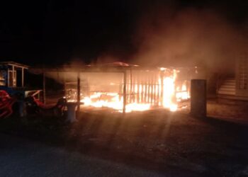 PREMIS kedai makan yang musnah dalam kebakaran di Kampung Sura Jeti, Dungun, Terengganu,  malam tadi.