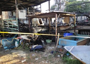 RUMAH Mohd. Johan Sidek hangus 100 peratus dalam kebakaran di Kampung Merbau Patah di Kuala Terengganu, hari ini.