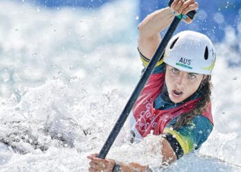 AKSI Jessica Fox ketika bertanding dalam perlumbaan kanu slalom individu wanita di Pusat Kanu Slalom Kasai kelmarin. – AFP