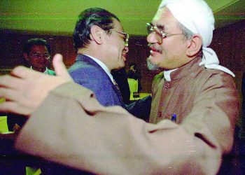 ABDUL Hadi Awang memeluk Lim Kit Siang di Pejabat Menteri Besar, Wisma Darul Iman, Kuala Terengganu pada 2001.