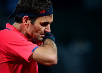 ROGER Federer dipaksa berkerja keras ketika menentang Dominik Koepfer dari Jerman pada pusingan ketiga Terbuka Perancis hari ini. - AFP