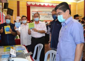 AMIR Hamdan Yusof (tiga dari kiri) bersama Azaddin Ngah Tasir  dan John Riba Anak Marin melawat ke  pameran sempena Program Penjana@Kerjaya di Dewan Feldajaya di Feldajaya Selatan, Felda Raja Alias, Bandar Seri Jempol, hari ini. - UTUSAN/ZAKKINA WATI AHMAD TARMIZI