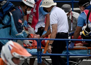 CONNOR Fields menerima bantuan perubatan selepas terlibat dalam kemalangan pada separuh akhir acara BMX Sukan Olimpik Tokyo 2020 di Ariake Urban Sports kelmarin. - AFP