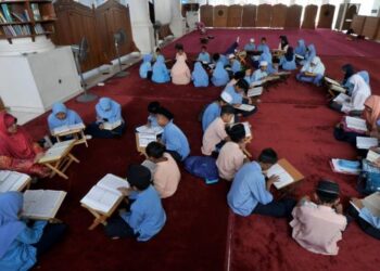 Selain membca al-Quran, umat Islam disaran menghayati tafsirannya sebagai pedoman hidup di atas muka bumi ini. – Gambar hiasan