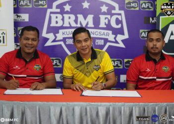 MOHD. Fitri Omar (tengah) menandatangani kontrak bersama BRM FC di Ipoh semalam. - UTUSAN