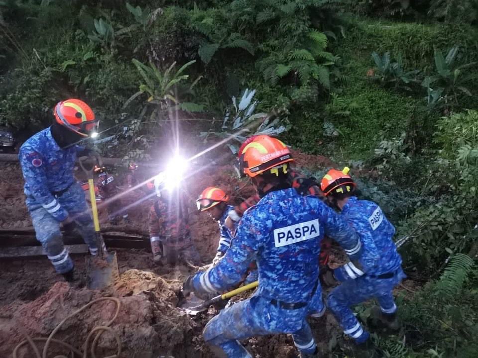 Tanah Runtuh Di Jalan Genting-Batang Kali: Operasi SAR Giat ...