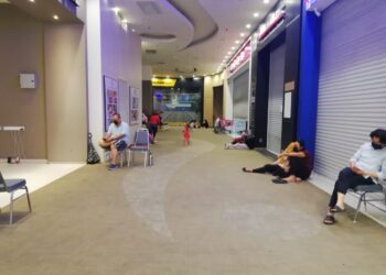 PELANGGAN dibenarkan berlindung di dalam premis Aeon Mall Shah Alam. - GAMBAR IHSAN AEON