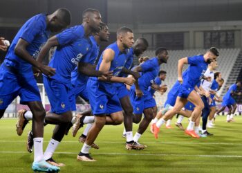 Skuad Perancis diketuai Kylian Mbappe (empat dari kiri) mengambil bahagian dalam sesi latihan di Stadium Jassim Bin Hamad, Doha, semalam. Perancis akan turun menentang Denmark malam ini. – AFP