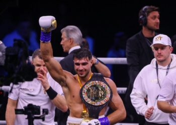 Tommy Fury meraikan kejayaan menumpaskan Youtuber terkenal Amerika Syarikat, Jake Paul dalam pertarungan tinju paling mencuri tumpuan di  Arena Diriyah, Riyadh, Arab Saudi semalam. – AFP