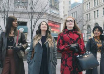 ANNA Delvey menunjukkan bangunan yang bakal dijadikan lokasi syarikat kepada rakan-rakannya.