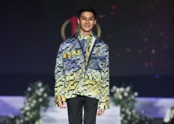 Syafi Tee menggayakan busana pereka fesyen terkenal Hatta Dolmat pada suatu acara Februari lalu.