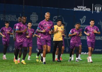 PEMAIN Terengganu menjalani latihan akhir semalam dalam persiapan menghadapi JDT esok.