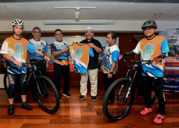 WAN Sukairi Wan Abdullah (tiga dari kanan) dan Tengku Farok Hussin (tiga dari kiri) hadir merasmikan Majlis Pra-Pelancaran International Golden Monsoon Ride (IGMR) 2022 di Kuala Terengganu, hari ini. - UTUSAN/PUQTRA HAIRRY ROSLI