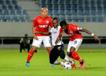 PEMAIN tengah Terengganu, Marcel N'Guessan (tengah) diasak kapten PJ City, K. Gurusamy dalam aksi Liga Super di Stadium Sultan Mizan Zainal Abidin, Kuala Nerus malam ini. - UTUSAN/PUQTRA HAIRRY ROSLI